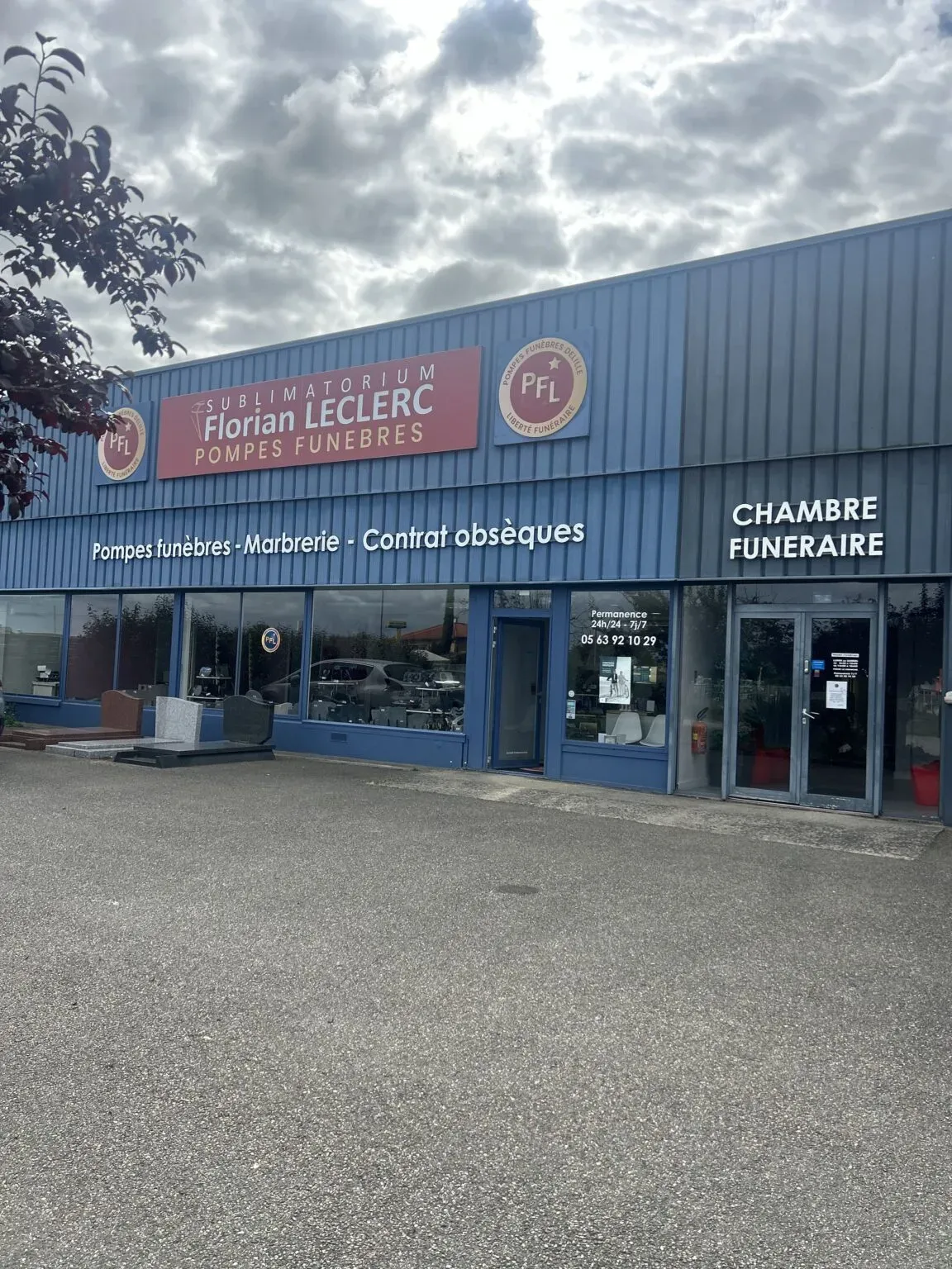 Façade de l'agence Pompes Funèbres Florian Leclerc et sa chambre funéraire.