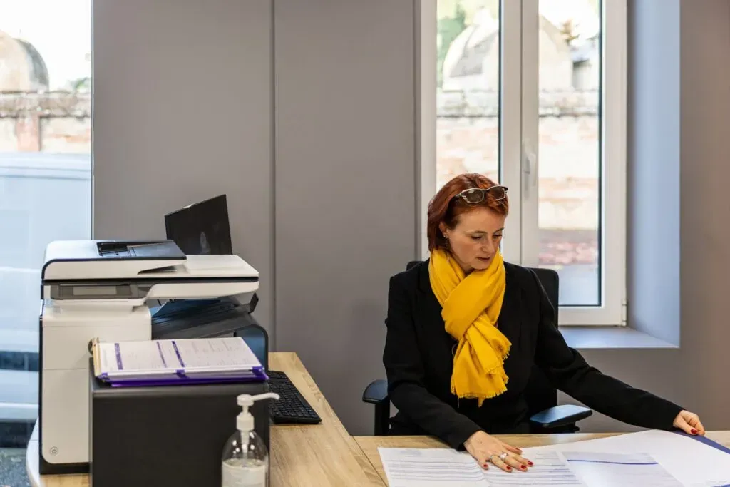 Une conseillère en bureau lors de la préparation d'obsèques chez Florian Leclerc.